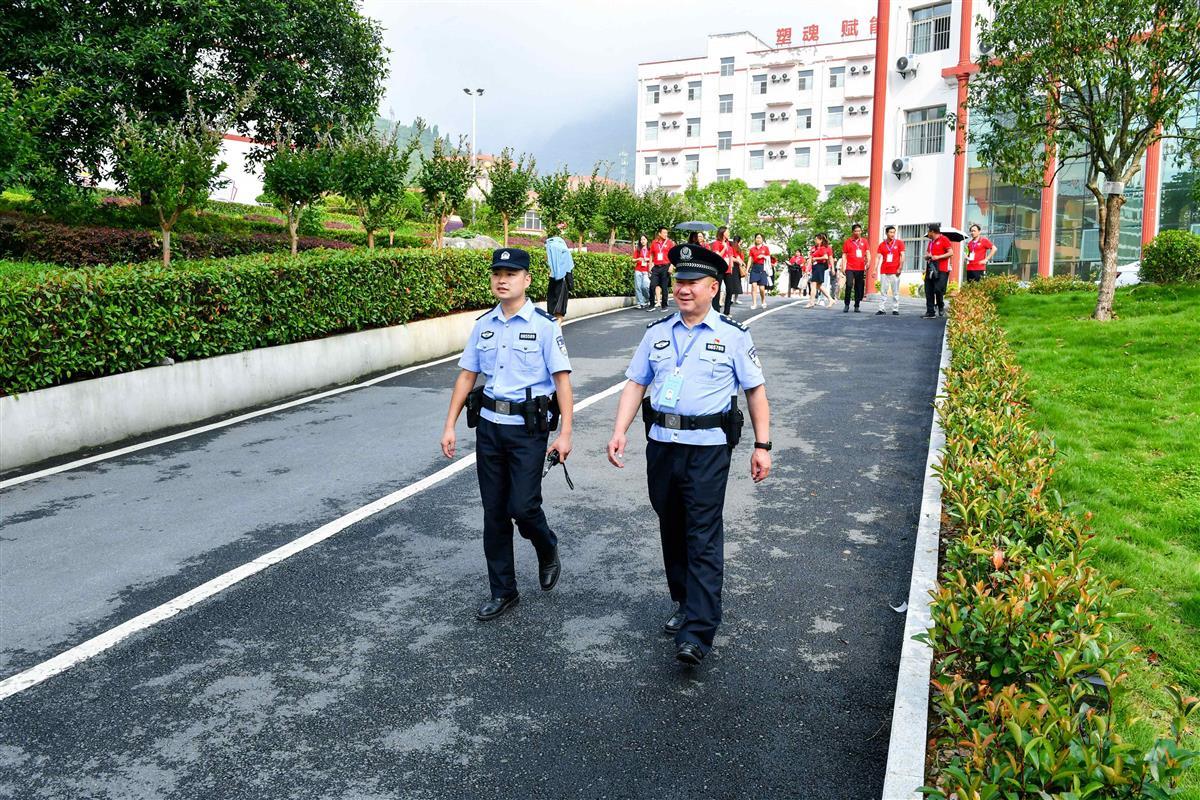 图2：赵东正在保康县一中考点内巡查。欧阳智慧 摄.jpg