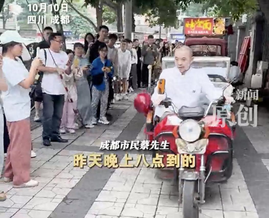 成都蛋烘糕主理人爆红，小伙排队两天只为品尝四元蛋烘糕
