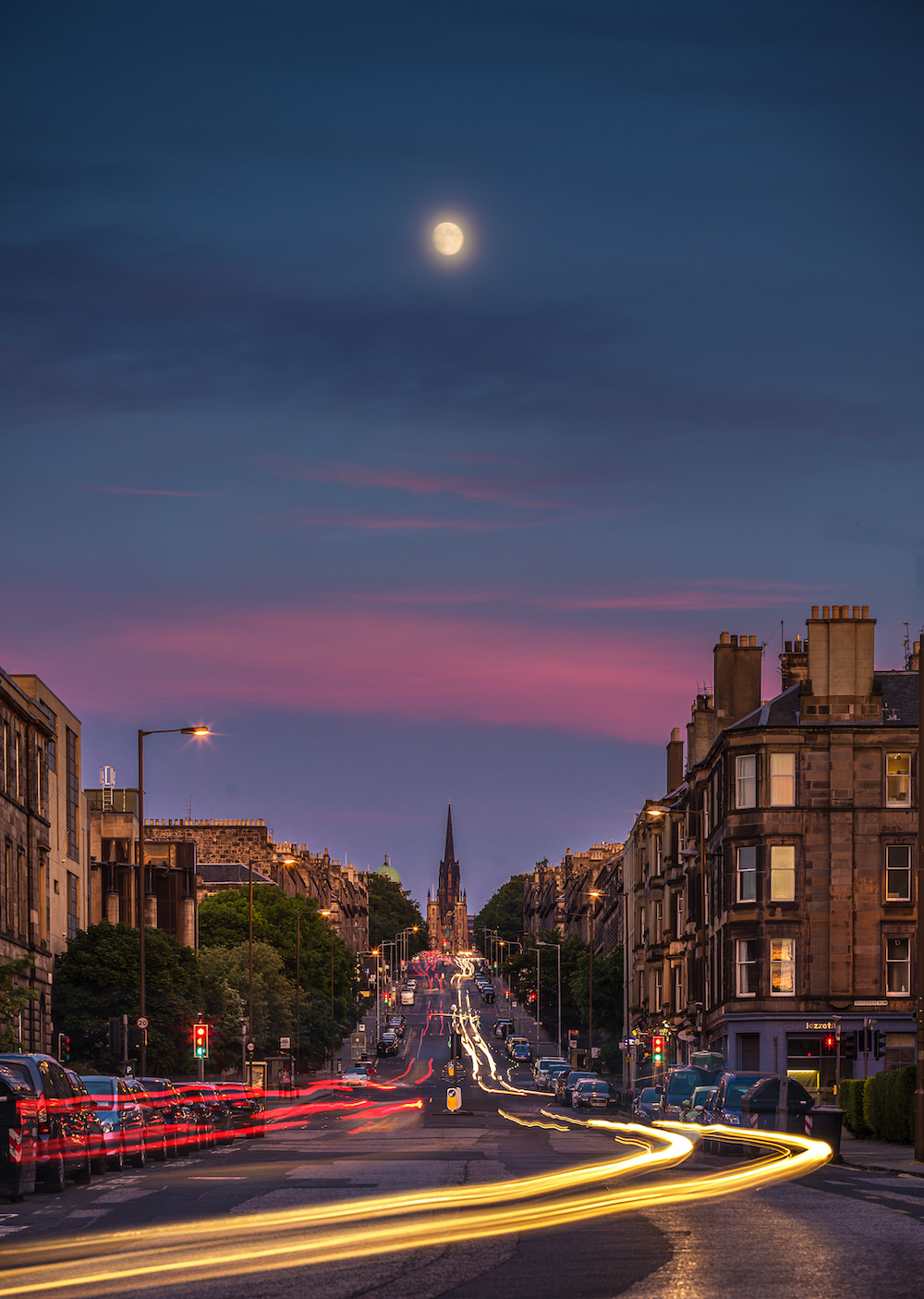 月亮让久居城市的人感到来自宇宙的一种关怀或慰藉。 于海童 图