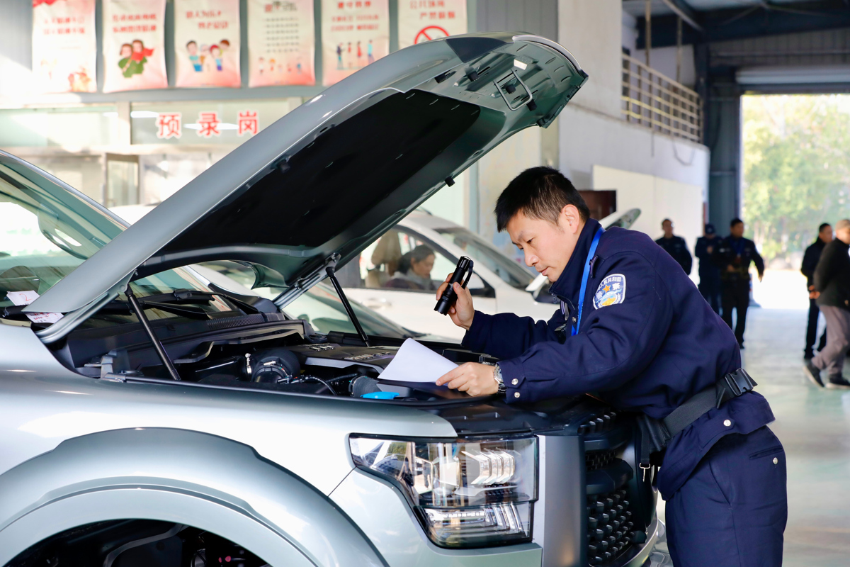 荆州市公安局交通管理局车辆管理所民警在查验车辆.jpg