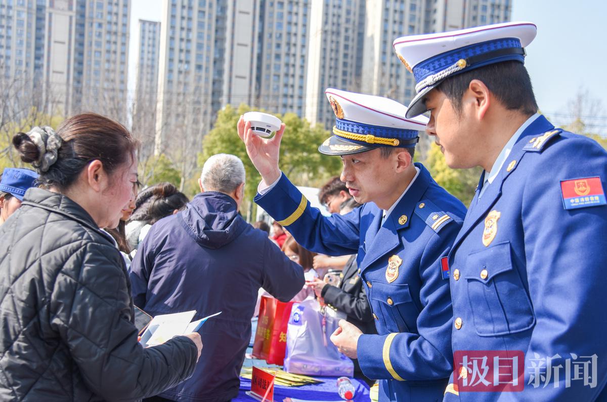 3月13日，荆州市沙市区消防救援大队的消防宣传员向市民讲解消防产品真伪辨别方法。 （极目新闻记者 黄志刚 摄）.jpg