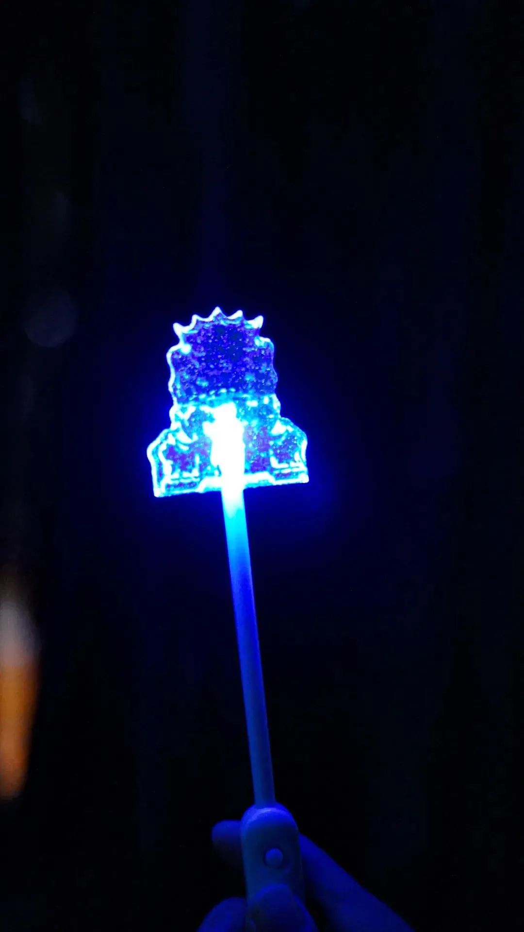 夜色里正在发光的棒棒糖