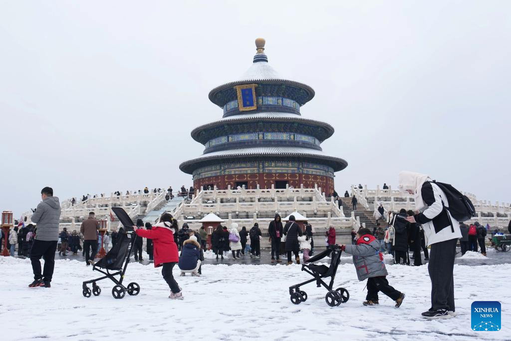 Beijing witnesses spring snowfall