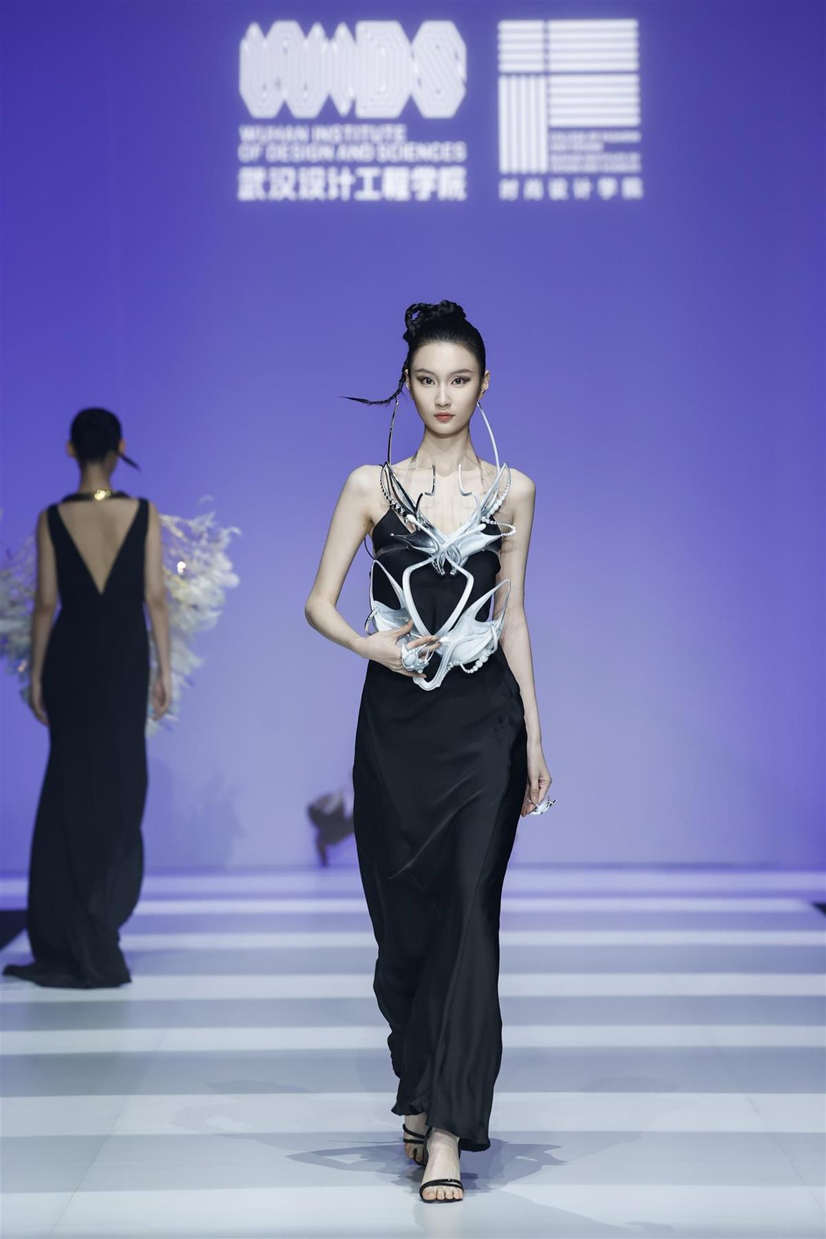 17 作品《缠织·乡韵》从土楼建筑包围环绕的特色结构中汲取设计灵感，展现了非服用材料在服装设计中的创新运用。.jpg