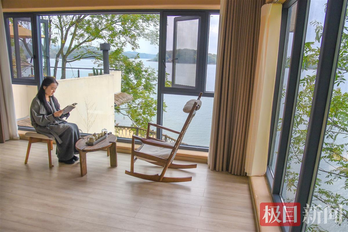 10月17日，在随州市随县大洪山水库琵琶湖景区的水无声民宿，游客在悠闲品茶、阅读。（极目新闻记者 黄志刚 摄）.jpg