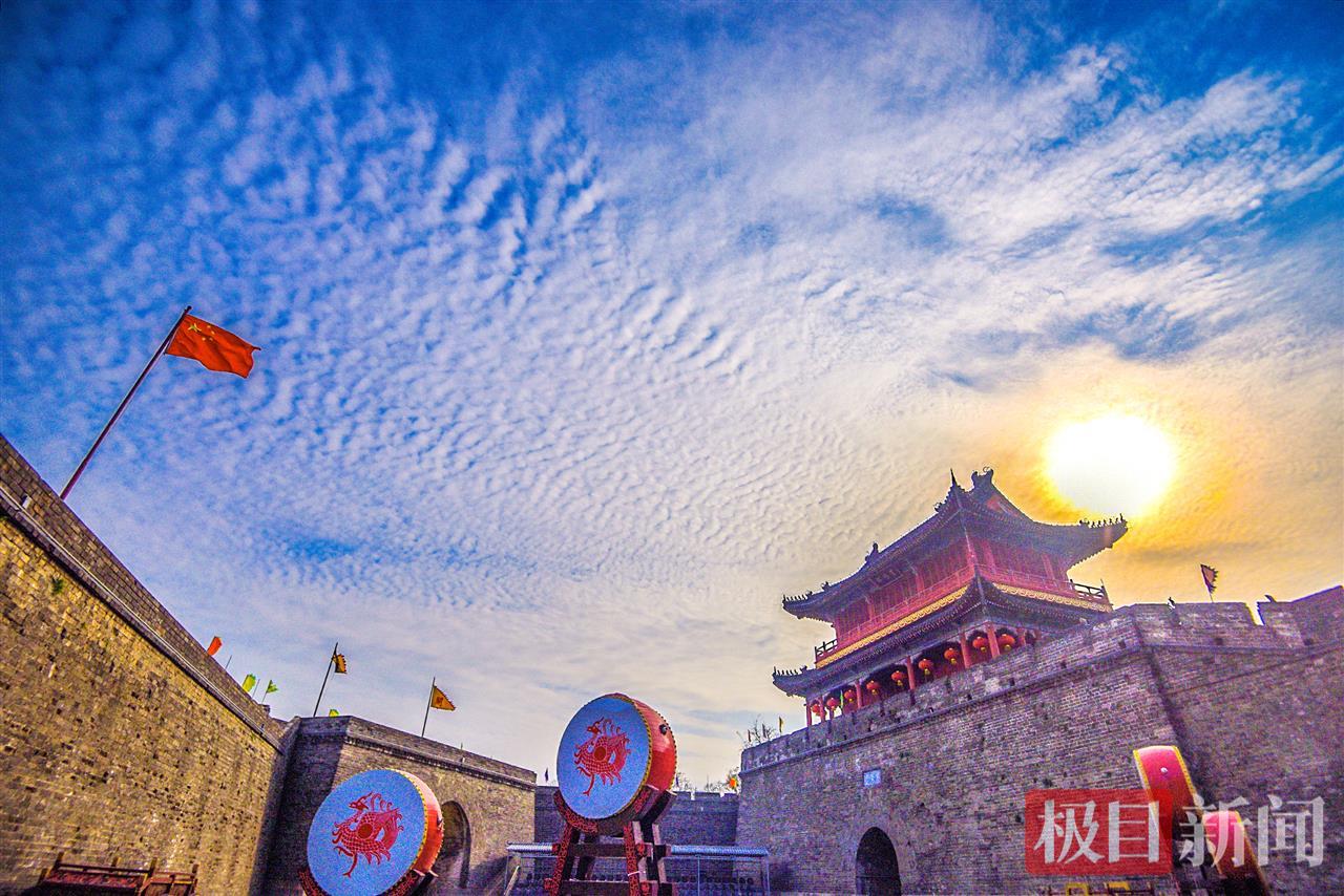 夕阳中的荆州古城宾阳楼。（极目新闻记者 黄志刚 摄）.jpg