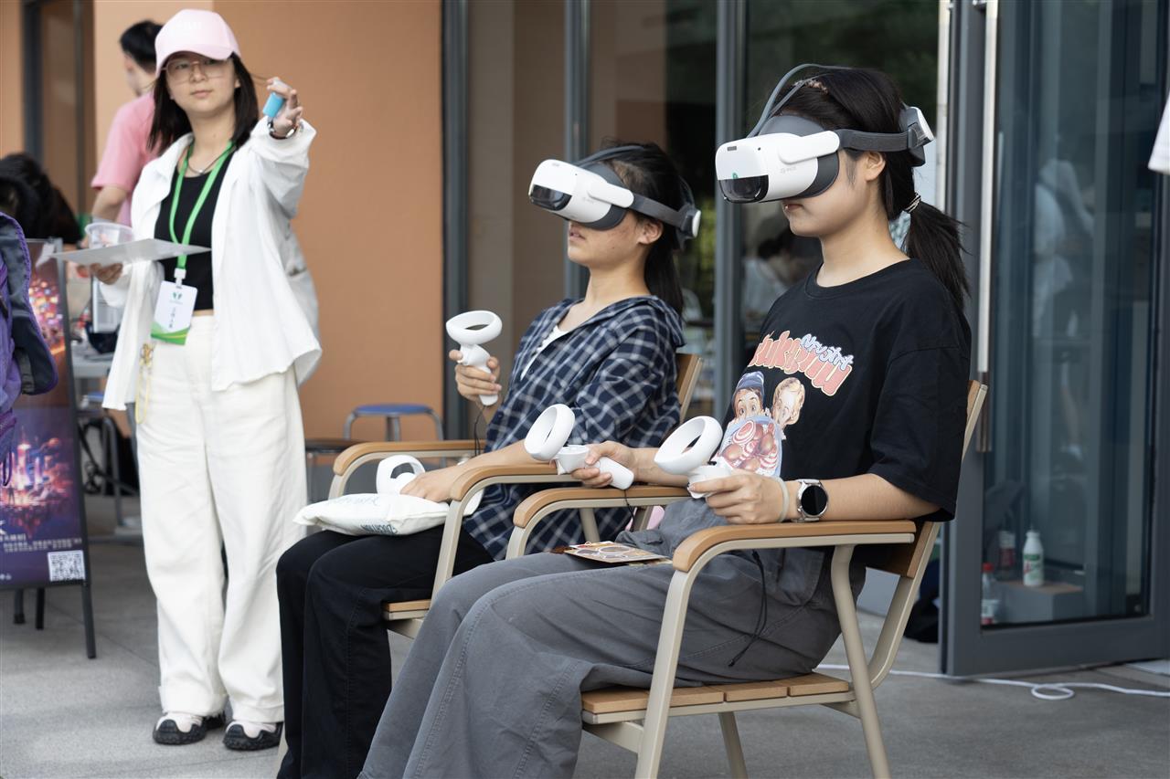 同学们通过VR设备尝试沉浸式放松减压（晏华华 摄）.jpg
