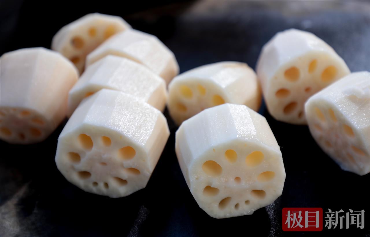 去皮后的洪湖莲藕洁白如玉（受访者杨晶 摄）.jpg