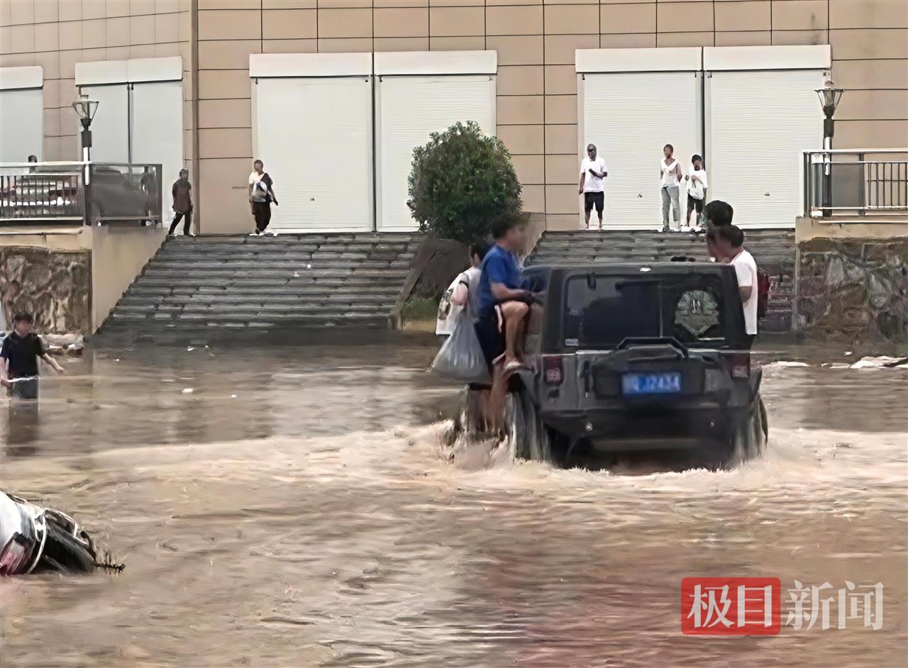 恩施97后小伙积水中开越野车“摆渡”数百人，忙完后又赶到40多公里外的山区救人