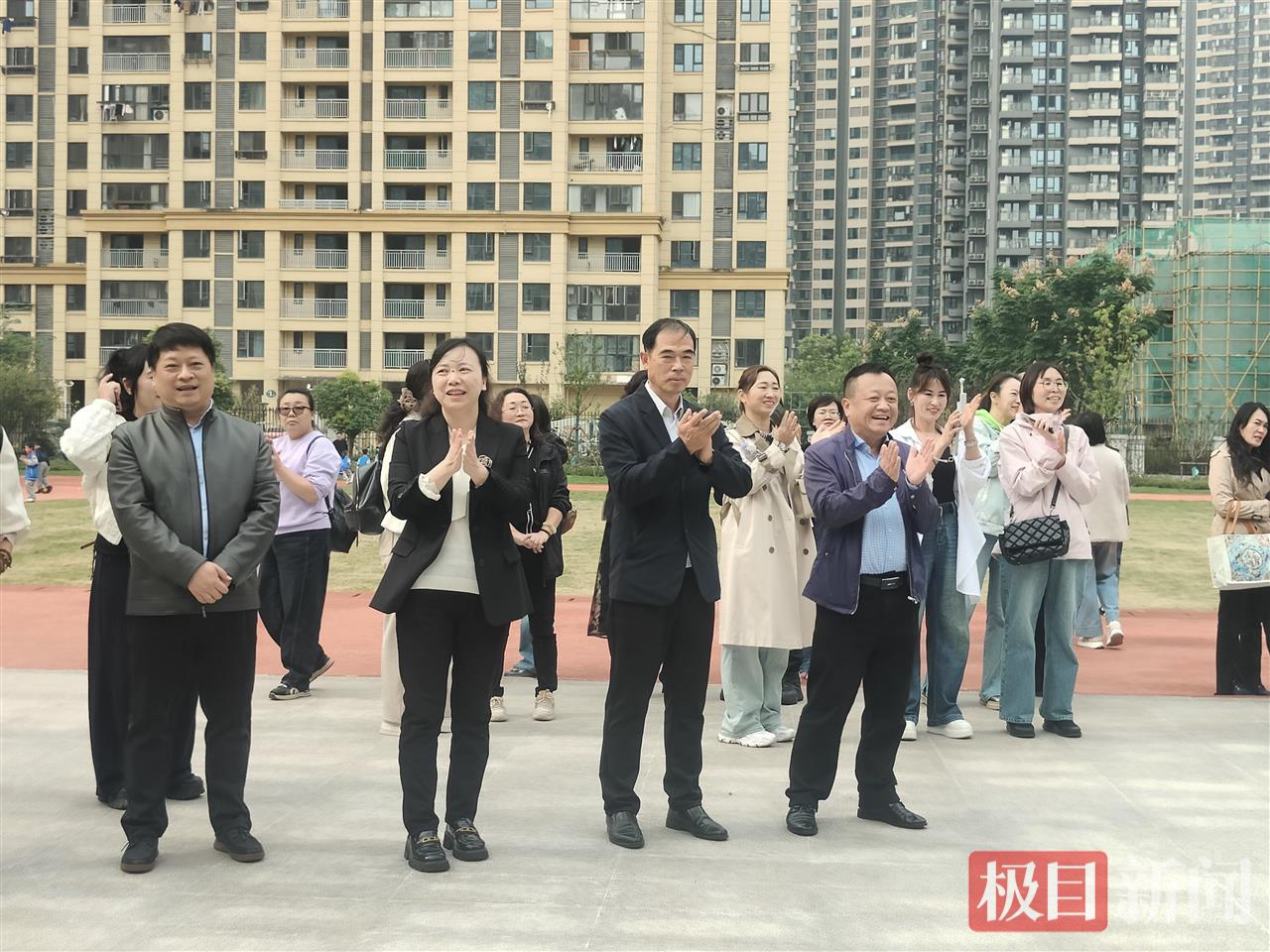 专家、领导、老师们鼓励社团展示.jpg