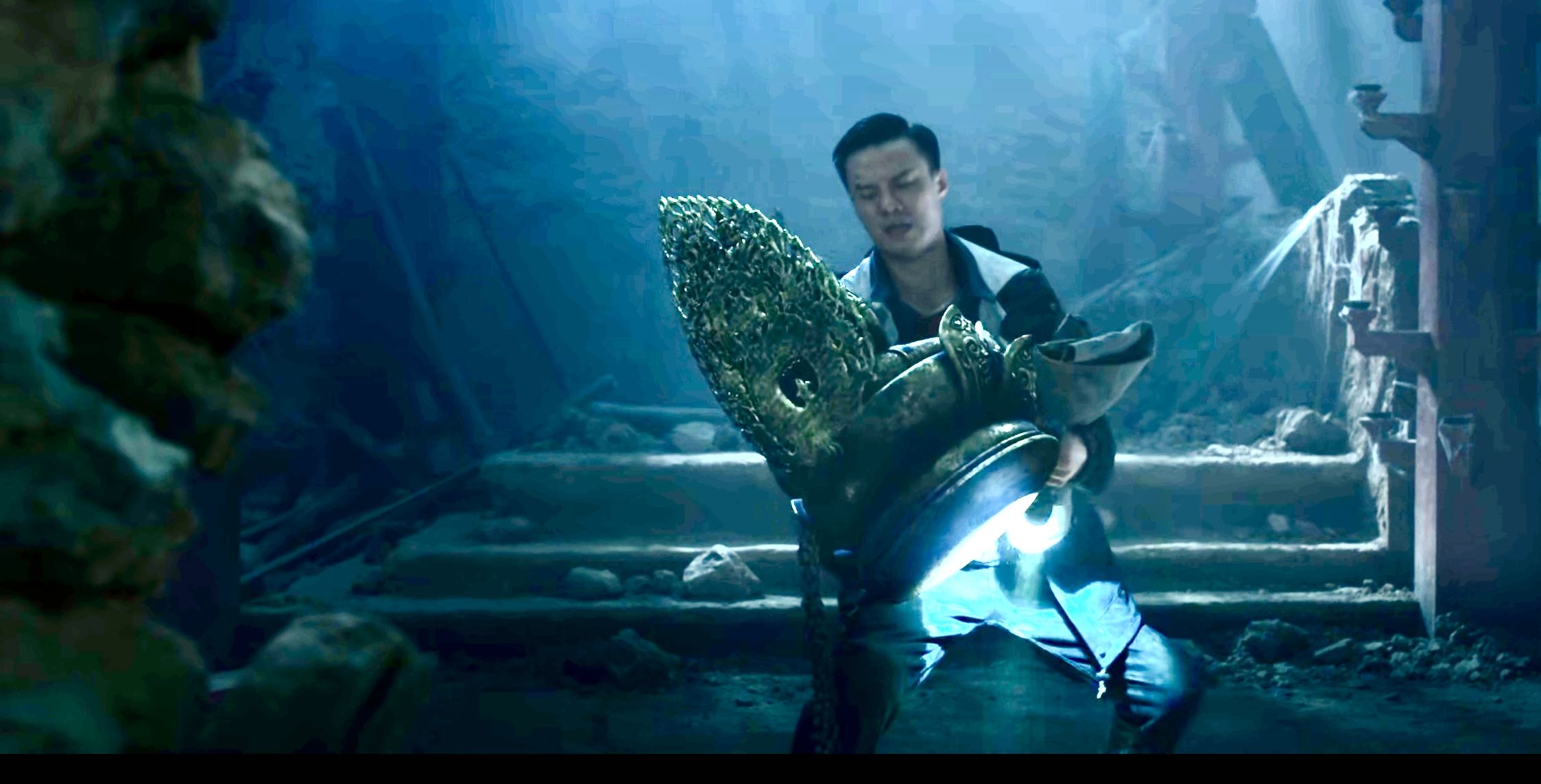 《昆仑神宫》中，阿东因偷盗银眼佛，放出食罪巴鲁，直接导致自己被咬死