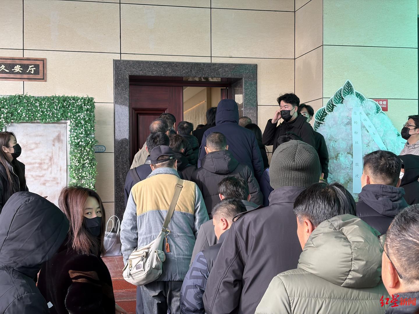 何晴追思会今日举行，六小龄童送花圈 儿子致悼词：母亲离世前看到她喜欢的雪