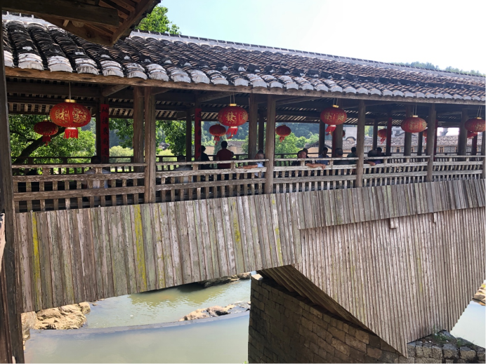 万安桥已变成当地的活动中心和休闲中心。刘妍供图