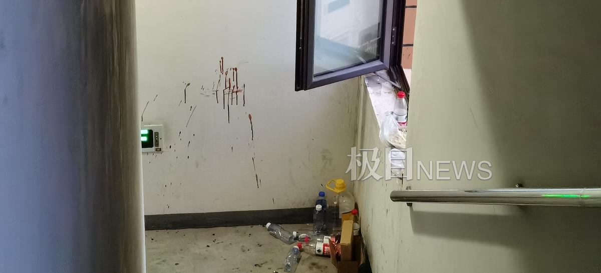 男子与民警对峙处留下很多水瓶（）