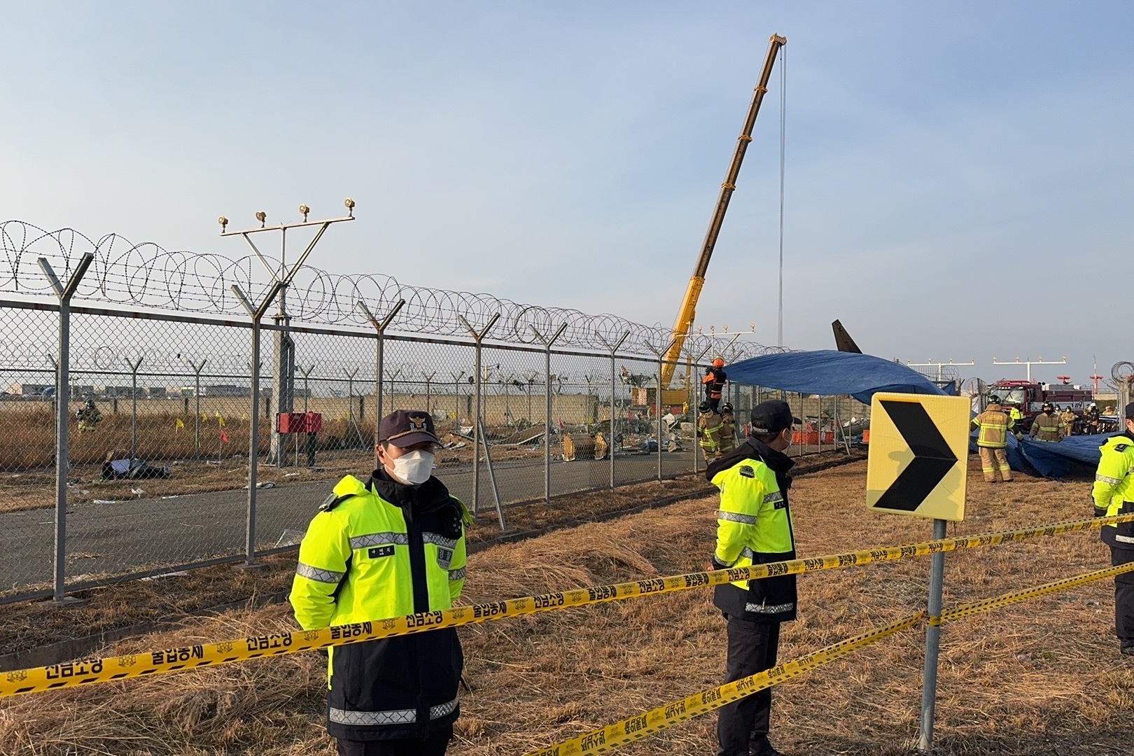 韩 国 国 土 交 通 部.事 故 客 机 2 个 黑 匣 子 已 找 到 