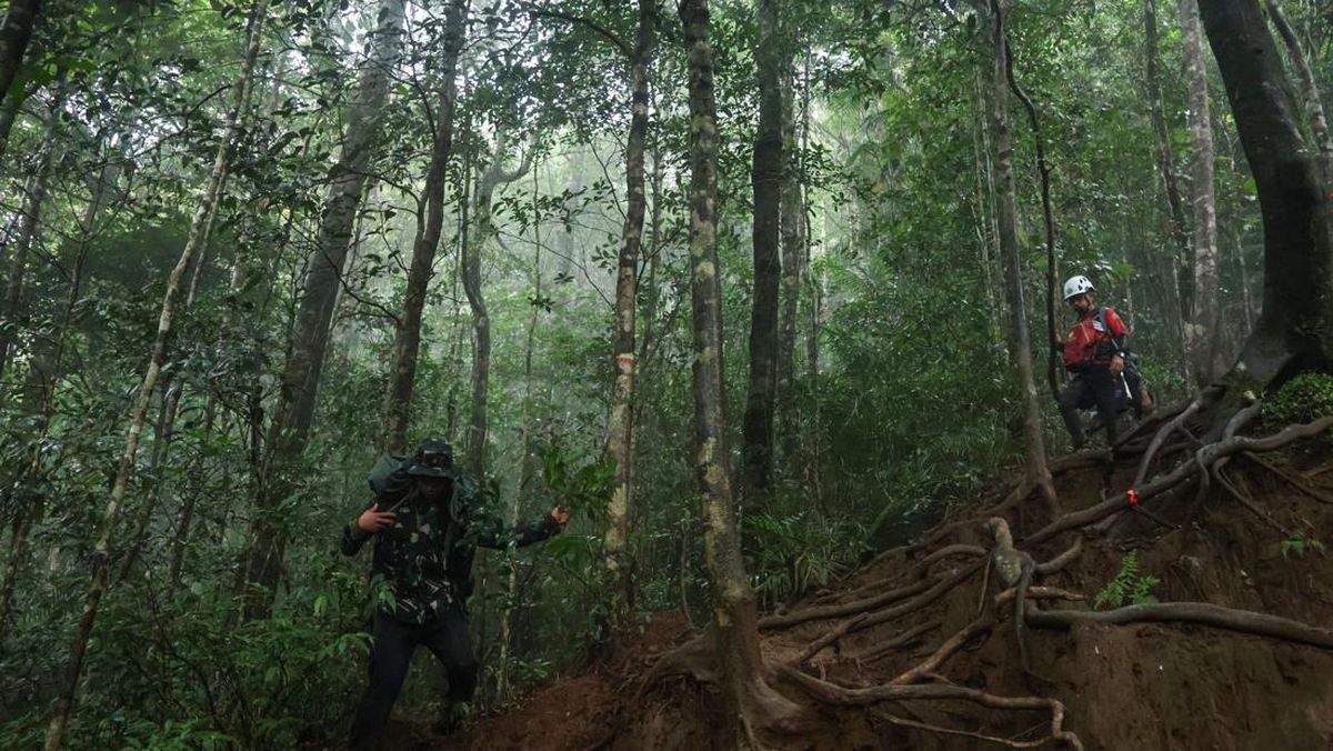 印尼飞机坠毁事故致9死，黑匣子寻获，事故详情待查