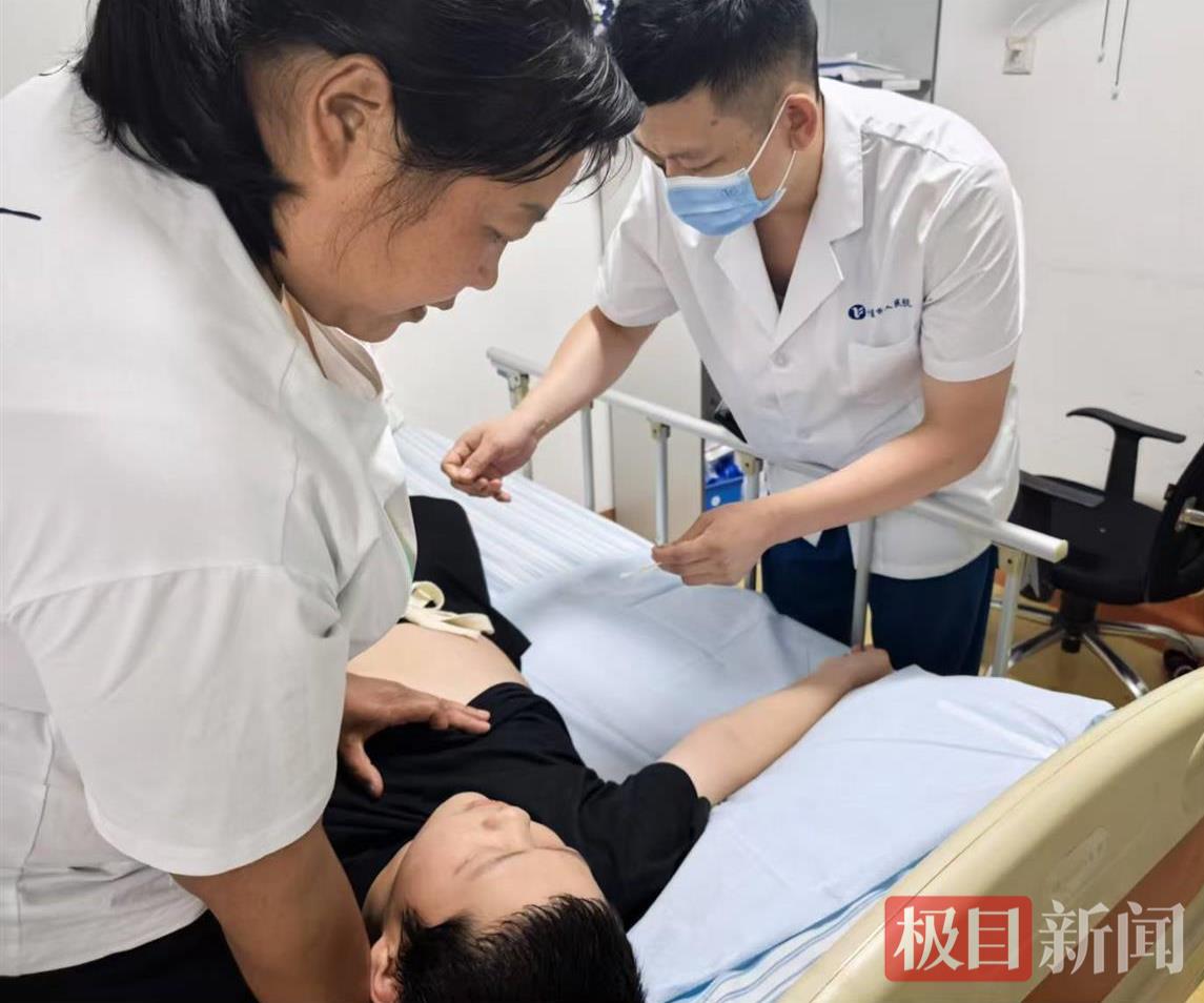 13岁癫痫患者就诊途中突发抽搐，十堰人医张发一针止痫显奇效