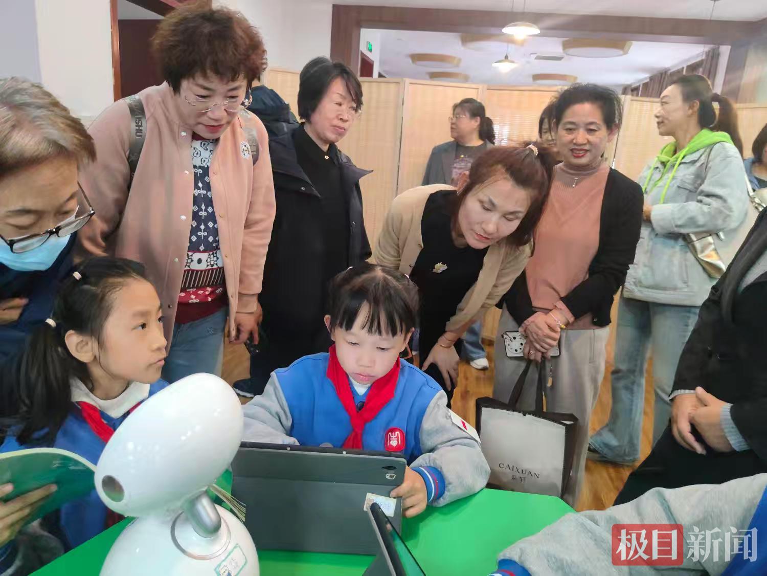 名师访学团老师们看人工智能课.jpg