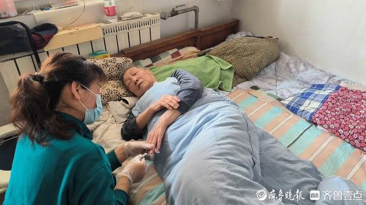 上门为老人洗个热水澡，21岁女孩做起了助浴师 极目新闻