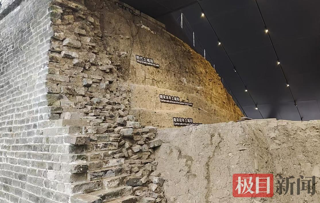 荆州城墙考古遗址展示馆展示的考古发掘现场。（极目新闻通讯员 黄思明 摄）.jpg