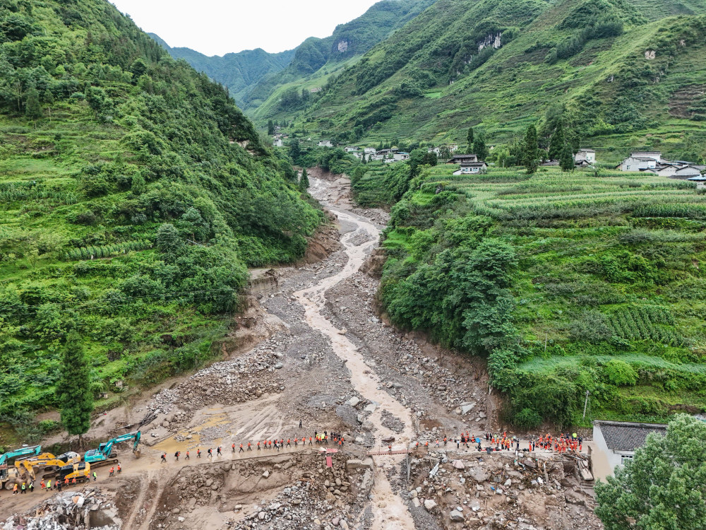 不遗余力抢救生命——雅安汉源县山洪泥石流灾害救援现场直击 极目新闻 4770