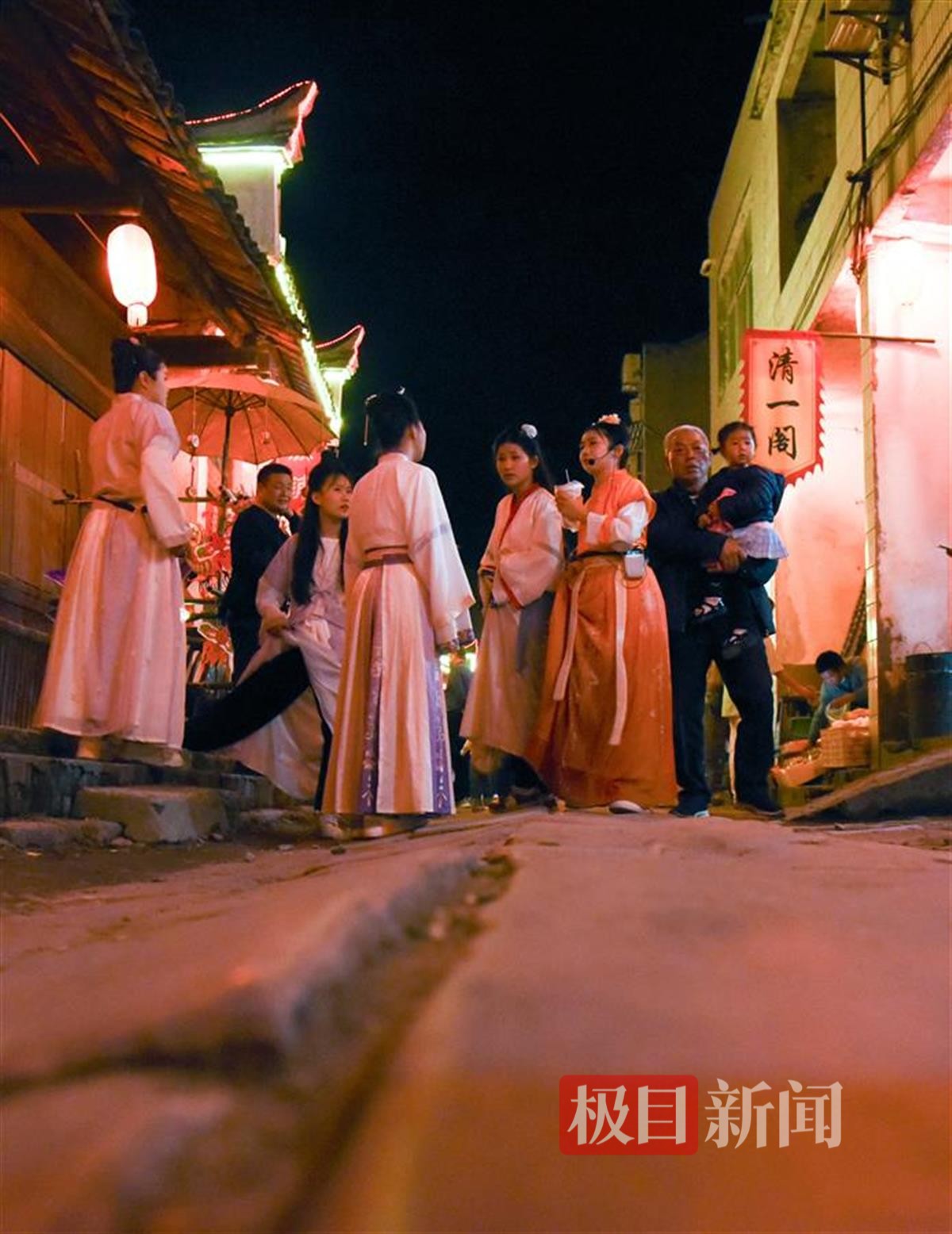 3月29日，湖北省监利市启动2024年春季文化旅游季活动，游客在程集古镇游玩（极目新闻记者 黄志刚 摄） (1).jpg