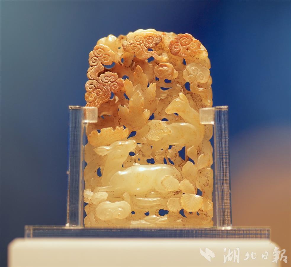  明代青白玉镂空秋山饰（湖北日报全媒记者陈少哲摄）