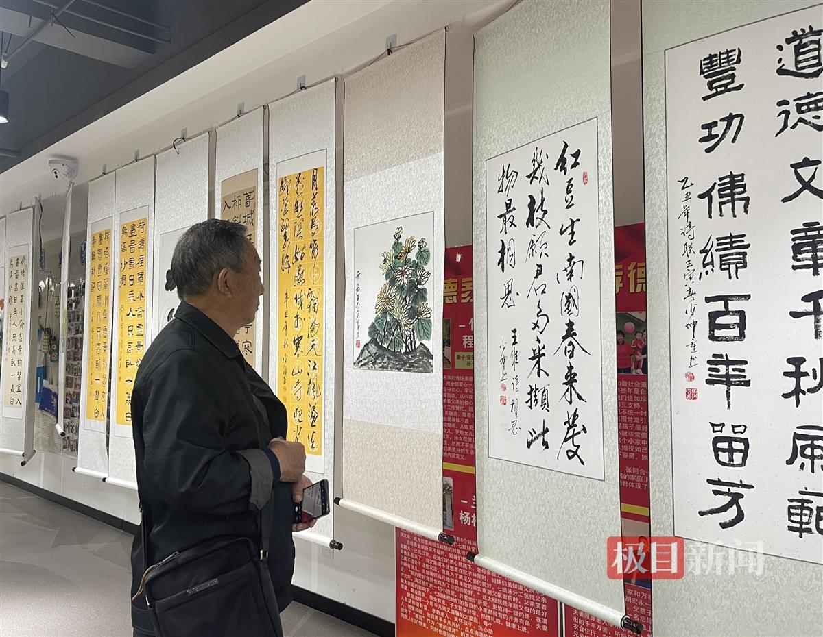 武汉花山兰园社区举办公益书画展 ，八旬社区“书法家”献出150幅墨宝义卖 | 极目新闻