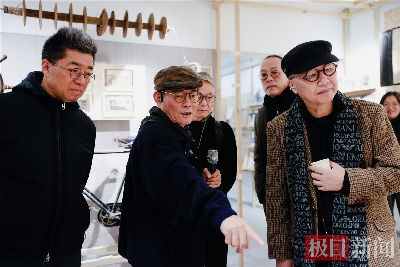 图13：与会领导嘉宾观展。.jpg