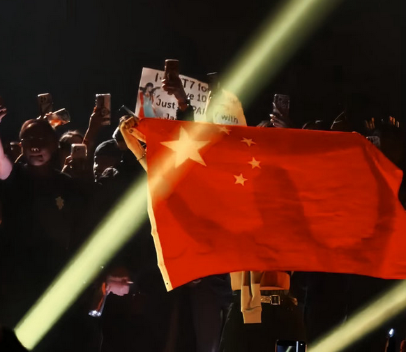 王嘉尔北美巡演高举五星红旗，以 “Chinese boy” 身份自豪发声，并盛情邀请海外粉丝到中国旅游
