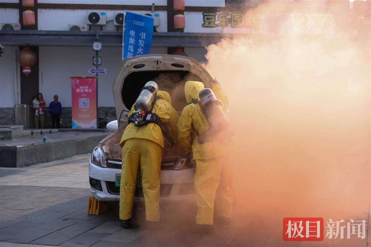 11月5日，湖北省荆州市2025年“119”消防宣传月启动仪式现场演示新能源灭火演练（极目新闻通讯员 夏明桐 摄）.jpg
