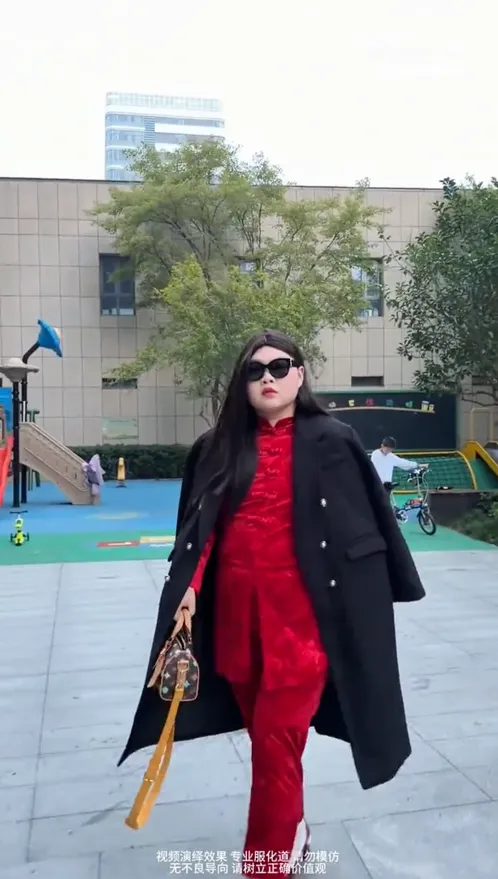 网友cos李湘回国穿搭，“开庭带着你这堆聚酯纤维地摊货”冲上热搜，专家：聚酯纤维也有贵的