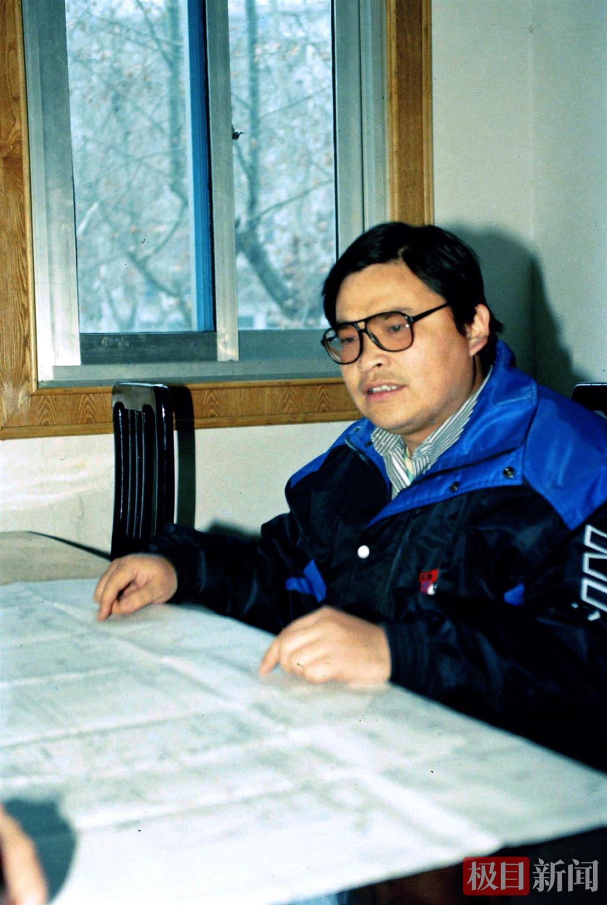 4、1997年初，李葉青在辦公室審閱技改方案。.jpg