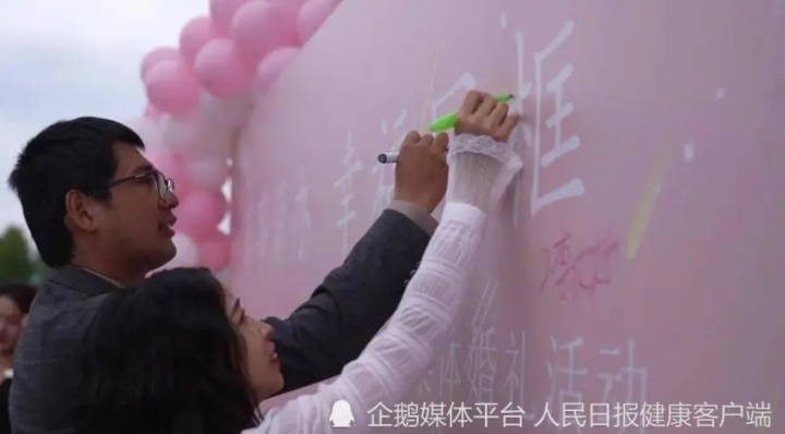 2022年七夕节，云南大理市文明办、大理市民政局在洱海生态廊道龙龛码头举办了一场婚姻登记集体颁证活动，13对“准新人”在此领取婚姻的“入场券”。大理广播电视台 图