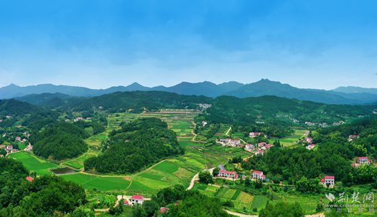 群山环抱，风光迤逦。草盘地镇 供图