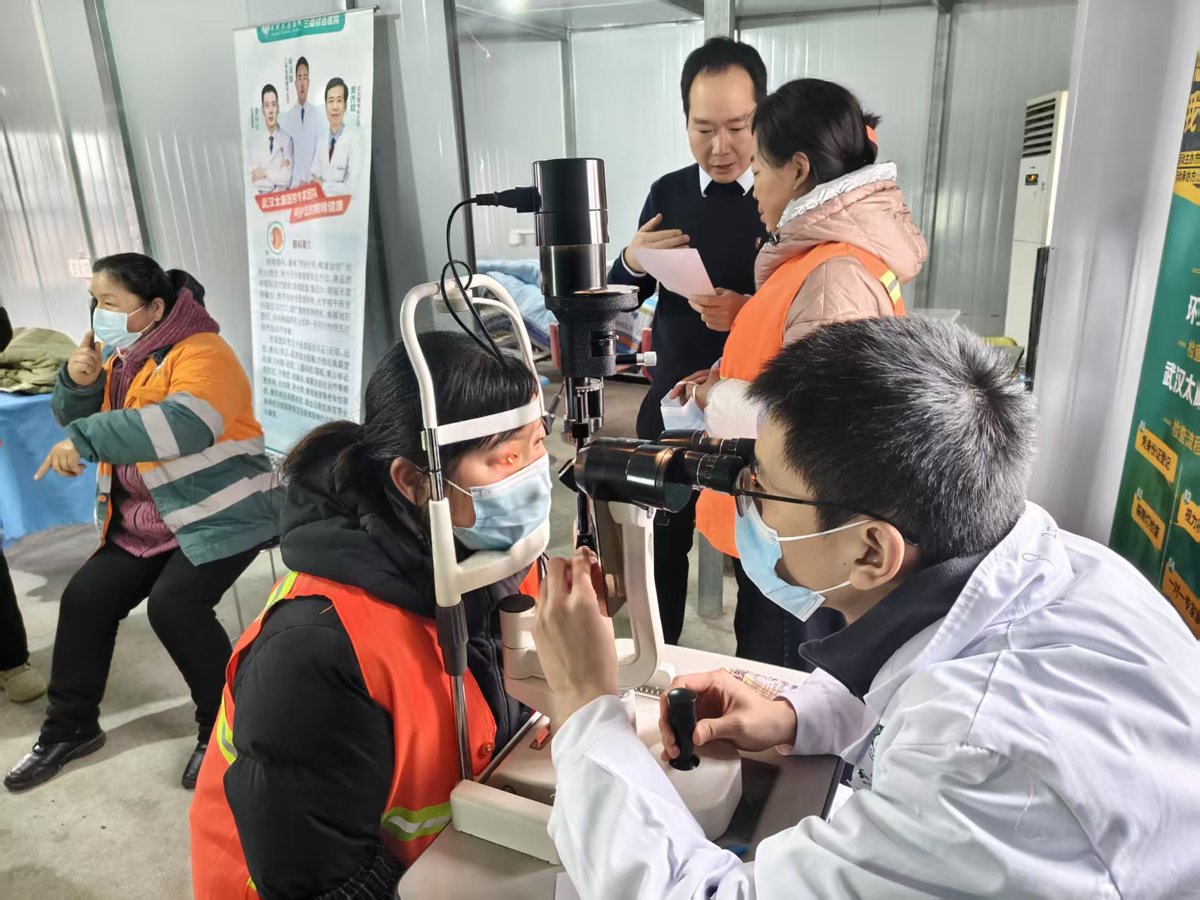 太康医院医护人员为环卫工人进行眼部筛查2.jpg