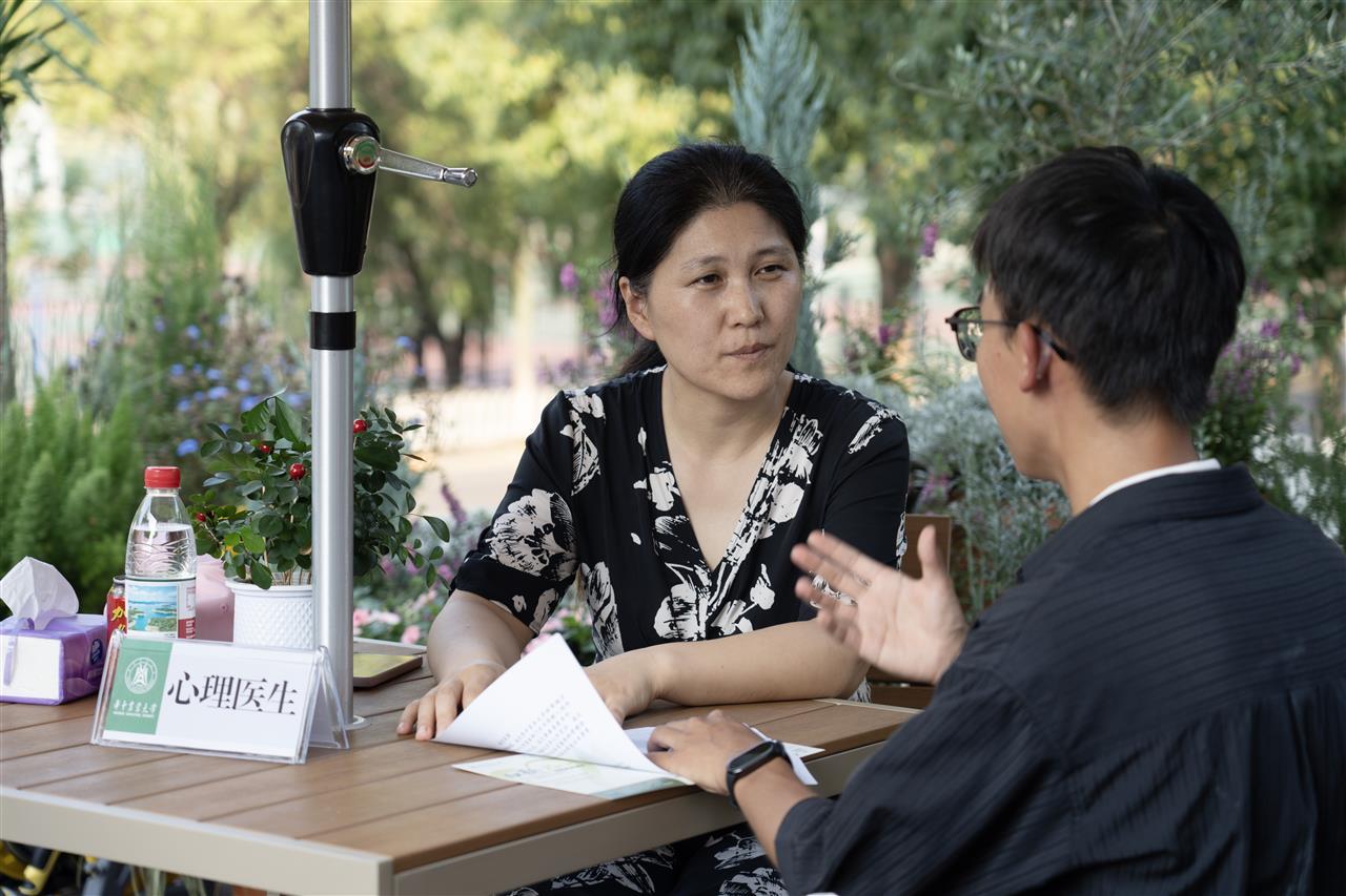 一名同学正在做心理咨询（晏华华 摄）.jpg