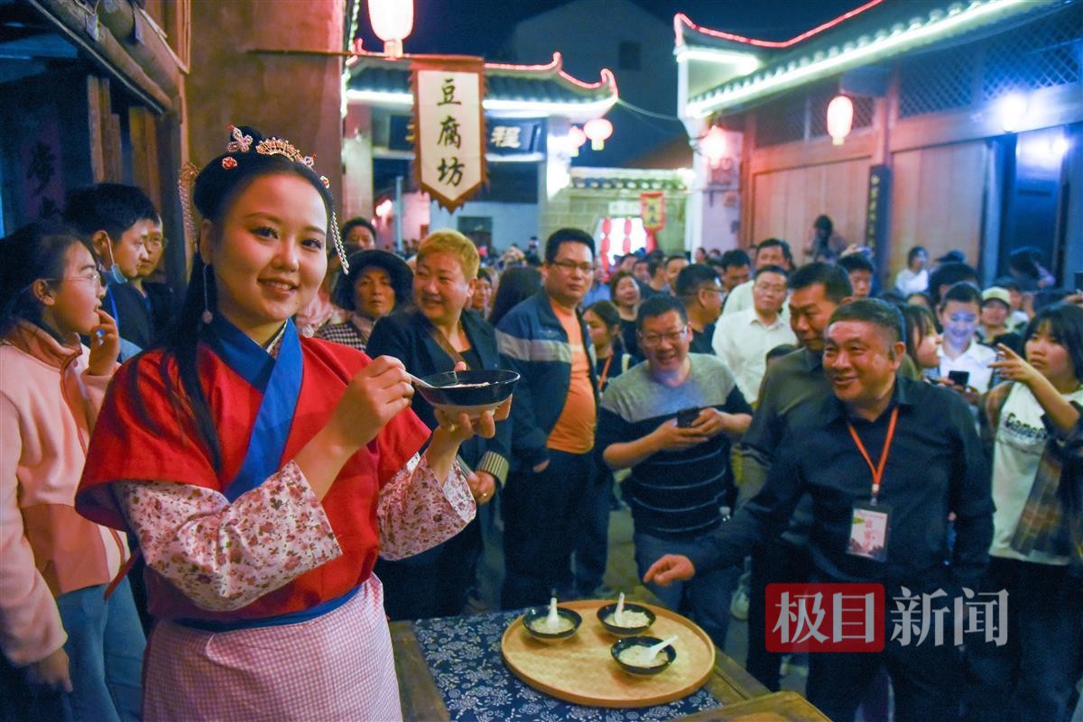 3月29日，湖北省监利市启动2024年春季文化旅游季活动，演员在程集古镇进行实景演出（极目新闻记者 黄志刚 摄） (1).jpg