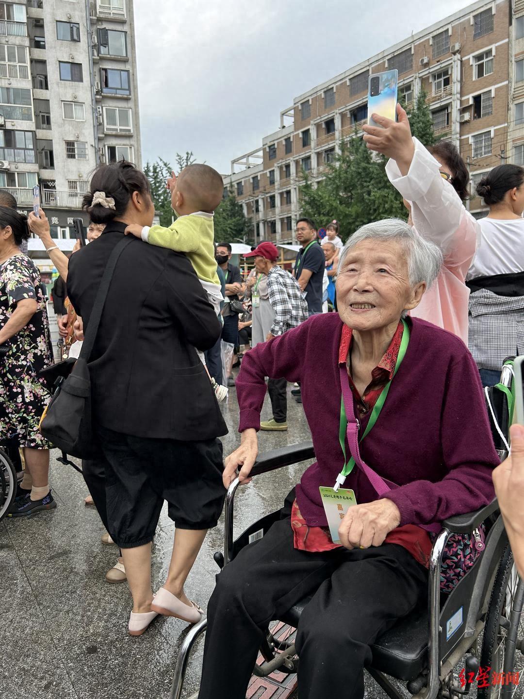 看龍舟競渡，88歲的“龍舟隊(duì)長”婆婆再次喊起號子