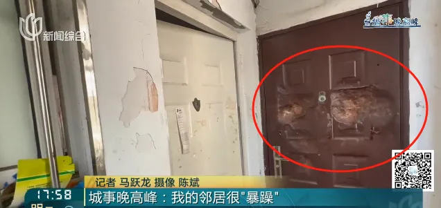 男邻居楼道内裸露并猛砸邻居大门，上海女子崩溃报警！