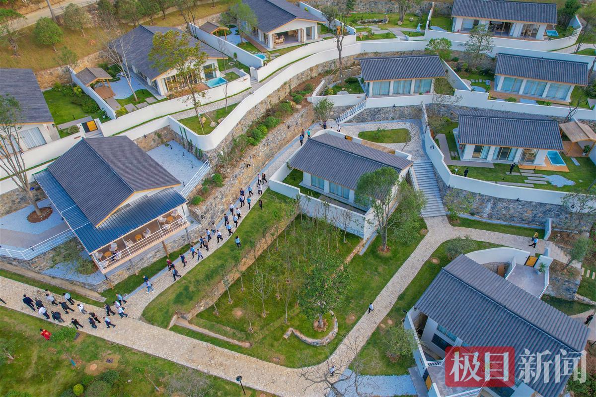 10月18日，与会嘉宾在随州市随县柳林镇双利村的“山月随人·明玉珍”韩屋度假区参观体验。  （极目新闻记者 黄志刚 摄）.jpg