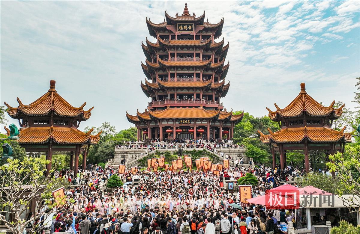 黄鹤楼前，人们沉浸在花朝节盛宴中。极目新闻记者 李辉 摄