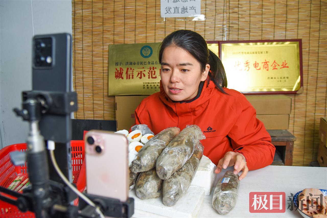 王文娟在直播卖藕（极目新闻记者 黄志刚 摄）.jpg