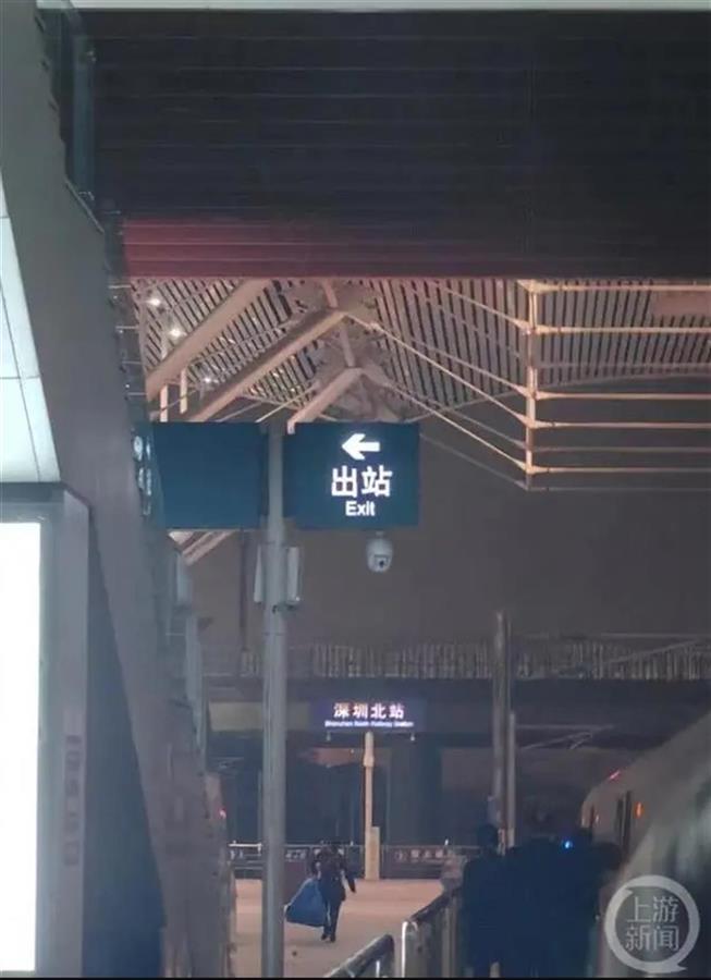 1月23日晚，小邹抵达深圳北站（图源：上游新闻）