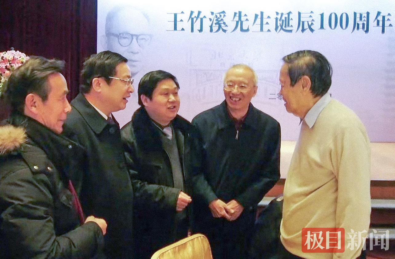 2011年12月31日，杨振宁（右）在王竹溪先生诞辰100周年纪念大会上，与恩师王竹溪湖北公安县家乡代表交流（通讯员供图）.jpg