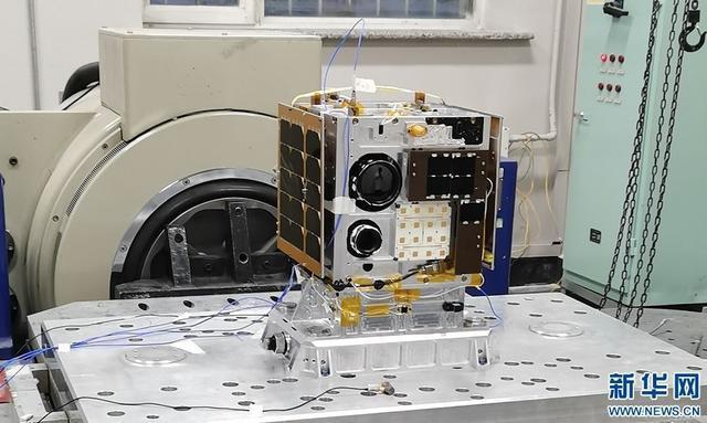 图为武汉大学研制的“启明星”微纳卫星。新华网发