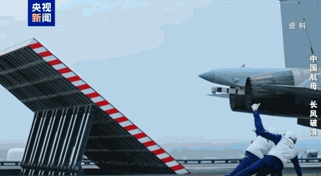 日本自卫队飞机恶意滋扰辽宁舰编队并冲闯中方演训区，现场细节曝光