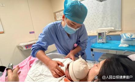 助产士把兔年‘兔宝宝’放到母亲身上进行早接触。新华社图