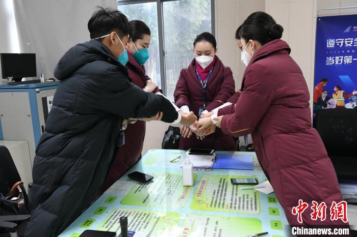 乘务组在做航前衣服袖口的卫生检查。　蒋雪林 摄