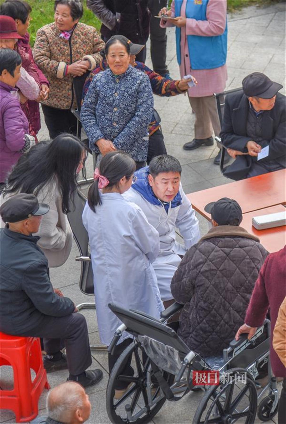12月6日，彭贤钊在荆州经开区滩桥镇新桥社区，为滩桥新城小区居民义诊。（极目新闻记者 黄志刚 摄）.jpg